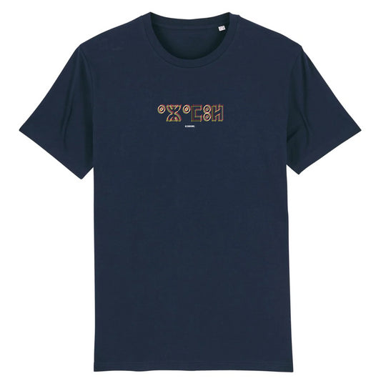 Le t-shirt Azamul Tifinagh pour homme est en 100% coton biologique premium. Son design unique, avec le mot AZAMUL écrit en tifinagh, met en valeur la culture berbère amazigh, par azamoul mode et accessoires berbères couleur bleu marine