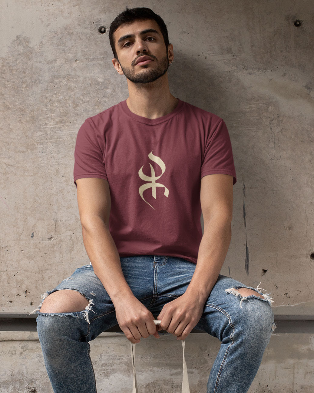 Homme porte tshirt bordeaux du symbole Yaz par Azamoul mode et accessoires berbères