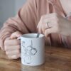 mug-essendou-made-in-franceazamoul-803212_52c5d06a-b6b9-4ff4-90c0-4be8c4f29a4b Un mug en céramique essendu, une tradition kabyle amazigh berbère entre les mains d'une femme qui boit son café, une tasse pour café ou thé fabriqué en france, azamoul mode et accessoires berbères amazigh et décoration intérieure