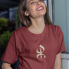 YAZ_tshirt-bordeaux-porte-par-femme-par-azamoul-mode-accessoires-berberes Femme berbère kabyle porte un tshirt bordeaux avec le symboles Yaz par azamoul mode et accessoires berbères amazigh