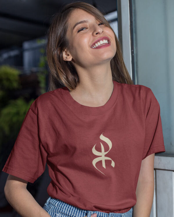 YAZ_tshirt-bordeaux-porte-par-femme-par-azamoul-mode-accessoires-berberes Femme berbère kabyle porte un tshirt bordeaux avec le symboles Yaz par azamoul mode et accessoires berbères amazigh