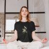 YAZ_tshirt-femme-amazigh-azamoul-mode-accessoires-berberes-noir Femme berbère kabyle dans sa chambre en position de méditation portant un tshirt amazigh yaz noir par azamoul mode et accessoires berbères
