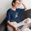 YAZ_tshirt-marine-porte-par-femme_berbere-par-azamoul-mode-accessoires-berberes Femme berbère kabyle porte un tshirt marine avec le symboles Yaz par azamoul mode et accessoires berbères amazigh