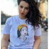 Alycia femme porte t-shirt femme berbère kabyle amazigh de azamoul blanc
T-shirt blanc femme berbère Amazigh par Azamoul Mode et Accessoires Berbères : design traditionnel avec tatouage facial symbolique, foulard kabyle amendil coloré, bijoux berbères et symbole berbère. Portez votre identité fièrement