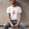 Homme porte tshirt blanc du symbole Yaz par Azamoul mode et accessoires berbères