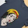 T-shirt bleu marine femme berbère Amazigh par Azamoul Mode et Accessoires Berbères : design traditionnel avec tatouage facial symbolique, foulard kabyle amendil coloré, bijoux berbères et symbole berbère. Portez votre identité fièrement