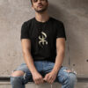 Homme porte tshirt noir du symbole Yaz par Azamoul mode et accessoires berbères