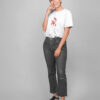 tshirt-yaz-blanc-par-azamoul-mode-accessoires-berberes Femme berbère kabyle porte un tshirt blanc avec le symboles Yaz par azamoul mode et accessoires berbères amazigh