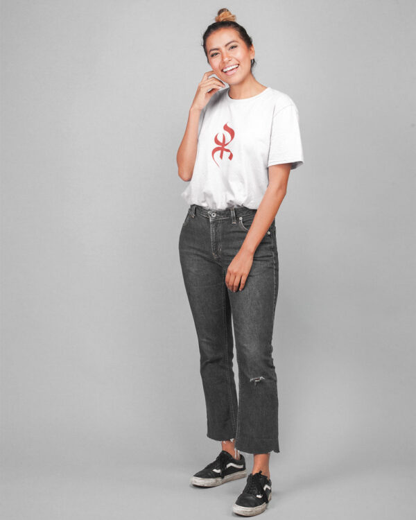 tshirt-yaz-blanc-par-azamoul-mode-accessoires-berberes Femme berbère kabyle porte un tshirt blanc avec le symboles Yaz par azamoul mode et accessoires berbères amazigh
