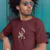 Homme porte tshirt bordeaux du symbole Yaz avec lunettes de soleil  par Azamoul mode et accessoires berbères