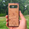 Une coque en bois pour Samsung Abstract Amazigh l'univers amazigh berbère par Azamoul mode et accessoires berbères tenue à la main dans un parc