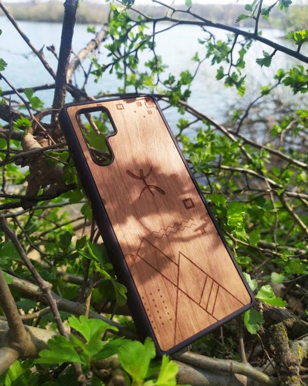 Coque en bois Abstract Amazigh illustrant l'univers amazigh berbère Huawei dans les bois par Azamoul mode et accessoires berbères