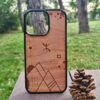iphone-coque-en-bois-abstract-amazigh-fabrication-100-francaise-azamoul-x-coque-en-boisazamoul-227700 Coque en bois Abstract Amazigh l'univers amazigh berbère par Azamoul mode et accessoires berbères pour iPhone posée sur une table en nature forêt avec un pin