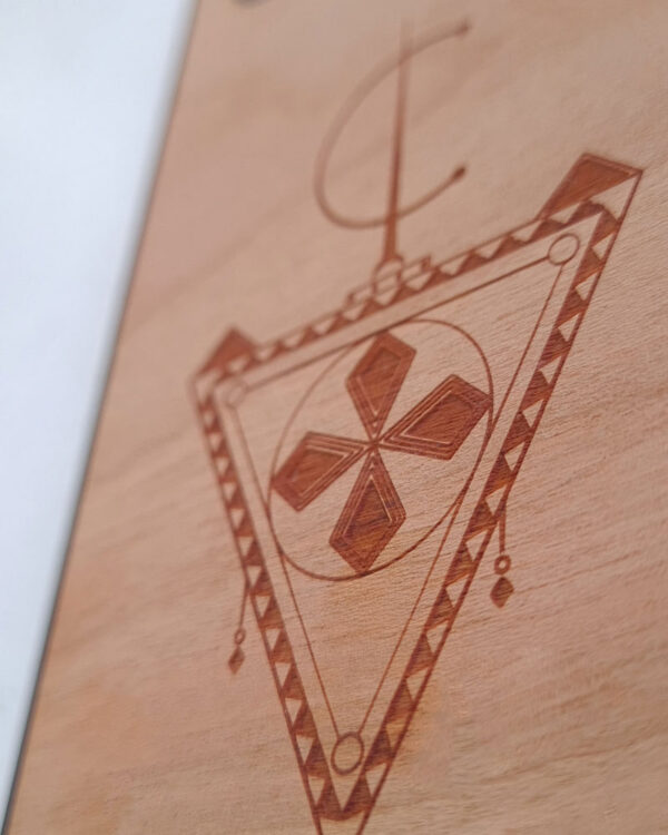 detail-coque-samsung-en-bois-azamoul-afzim-tafzimt-mode-accessoires-berberes_jpg_06465990-ef15-464a-aac2-dcb4554cc432 Zoome sur une Coque en bois Azamoul mode et accessoires berbères pour Samsung S avec le design Afzim Tiseghnest