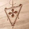 Zoom sur la coque en bois azamoul mode et accessoires berbères avec le design afzim tiseghnest gravé