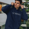 Sweat à capuche Azamoul écrit en tifinagh porté par un homme dans un immeuble regardant de loin, par azamoul mode et accessoires berbères amazigh couleur bleu marine