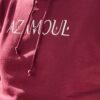 Sweat à capuche Azamoul écriture supplémentaire en tifinagh langue berbère amazigh pour Homme  porté par un homme en plein soleil par azamoul mode et accessoires berbères couleur bordeaux