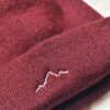 Bonnet bordeaux brodé de djurdjura, la montagne de kabylie par azamoul mode et accessoires berbères amazighs