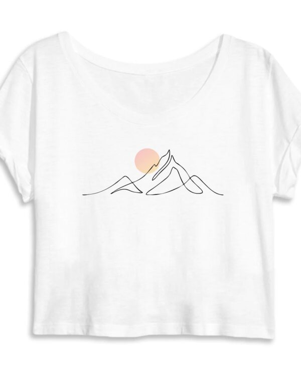 Crop top Blanc avec motif minimaliste de la montagne de djurdjura de la kabylie avec la lune qui apparaît au dessus de ces montagnes par azamoul mode et accessoires berbères amazigh