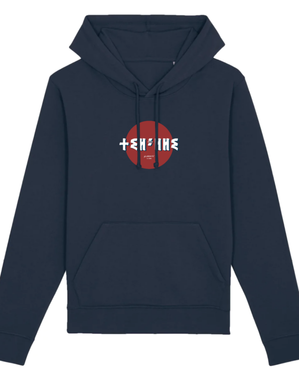 Femme qui porte un sweat à capuche thilelli liberte 100% coton bio, écrit en langue tifinagh, la langue des berbères amazigh par Azamoul mode et accessoires berbères,  de couleur marine