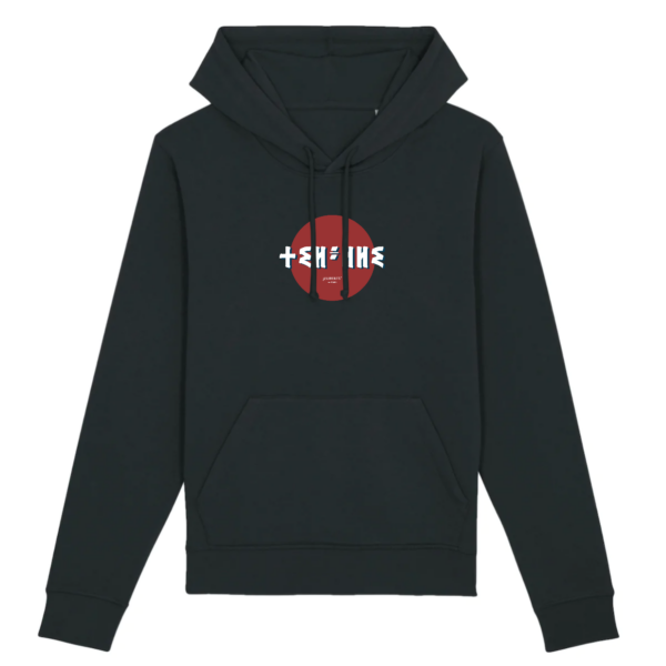 Femme qui porte un sweat à capuche thilelli liberte 100% coton bio, écrit en langue tifinagh, la langue des berbères amazigh par Azamoul mode et accessoires berbères,  de couleur noir