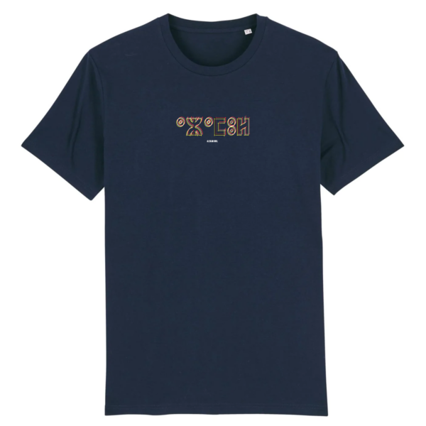tshirt_tifinagh_azamul_pour_homme_couleur_bleu_marine Le t-shirt Azamul Tifinagh pour homme est en 100% coton biologique premium. Son design unique, avec le mot AZAMUL écrit en tifinagh, met en valeur la culture berbère amazigh, par azamoul mode et accessoires berbères couleur bleu marine