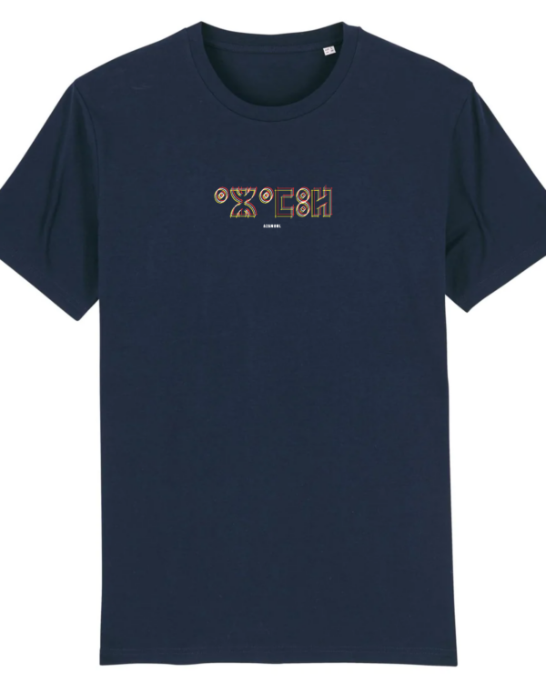 tshirt_tifinagh_azamul_pour_homme_couleur_bleu_marine Le t-shirt Azamul Tifinagh pour homme est en 100% coton biologique premium. Son design unique, avec le mot AZAMUL écrit en tifinagh, met en valeur la culture berbère amazigh, par azamoul mode et accessoires berbères couleur bleu marine