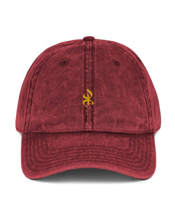 Casquette vintage rouge brodée au symbole YAZ de liberté et noblesse chez les amazighs par azamoul mode et accessoires berbères