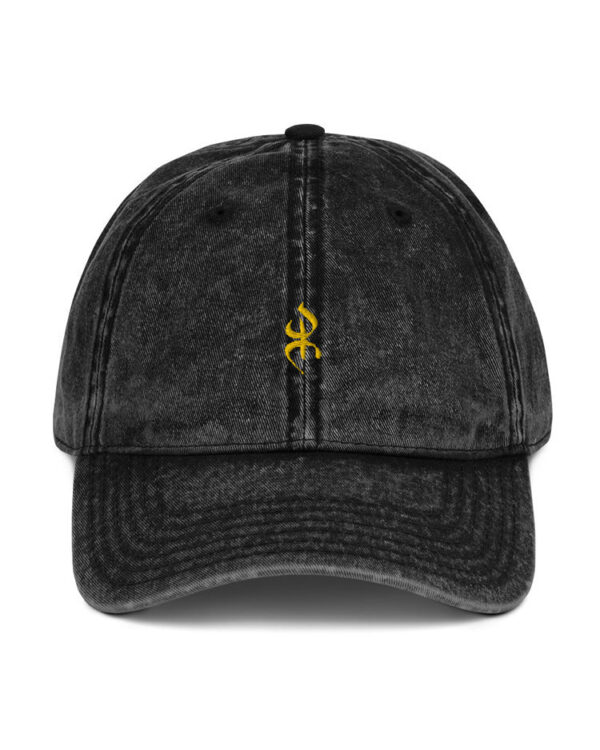 Casquette YAZ vintage noire brodée au symbole YAZ de liberté et noblesse chez les amazighs par azamoul mode et accessoires berbères