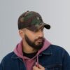 Homme porte une casquette militaire brodée yaz symbole de liberté et noblesse chez les amazighs par azamoul mode et accessoires berbères