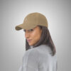 Femme porte une casquette kaki brodée yaz symbole de liberté et noblesse chez les amazighs par azamoul mode et accessoires berbères