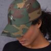 Femme porte une casquette militaire brodée yaz symbole de liberté et noblesse chez les amazighs par azamoul mode et accessoires berbères