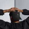 Homme porte une casquette noire brodée yaz symbole de liberté et noblesse chez les amazighs par azamoul mode et accessoires berbères