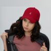 Femme porte une casquette rouge brodée yaz symbole de liberté et noblesse chez les amazighs par azamoul mode et accessoires berbères
