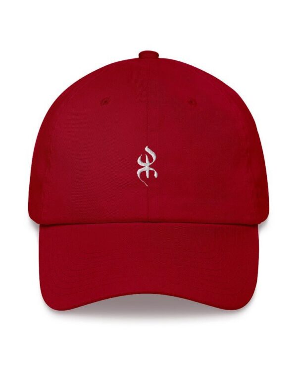 Casquette rouge brodée yaz symbole de liberté et noblesse chez les amazighs par azamoul mode et accessoires berbères