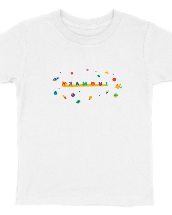 tshirt pour enfant écrit AZAMOUL entouré de motifs d'univers enfant de plusieurs couleurs par azamoul mode et accessoires berbères amazigh couleur blanc