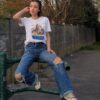 T-shirt blanc Liberté Fatma N'soumer porté par Kenza Taryel__2.0 avec tatouages berbères - Azamoul mode et accessoires amazighs - Imprimé en France - 100% Coton Bio