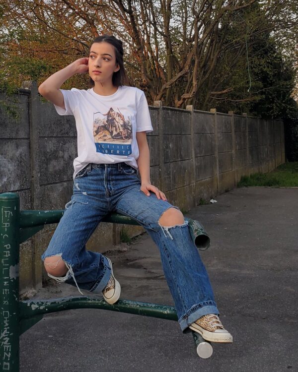 T-shirt blanc Liberté Fatma N'soumer porté par Kenza Taryel__2.0 avec tatouages berbères - Azamoul mode et accessoires amazighs - Imprimé en France - 100% Coton Bio