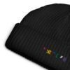 Bonnet de pécheur brodé Azamul en Tifinagh, l'alphabet amazigh, posé sur le sol; par Azamoul mode et accessoires berbères. Le bonnet de couleur noire