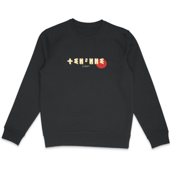 femme qui porte un pull thilelli liberte 100% coton bio, écrit en langue tifinagh, la langue des berbères amazigh par Azamoul mode et accessoires berbères,  de couleur noir