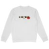 femme qui porte un pull thilelli liberte 100% coton bio, écrit en langue tifinagh, la langue des berbères amazigh par Azamoul mode et accessoires berbères,  de couleur blanc