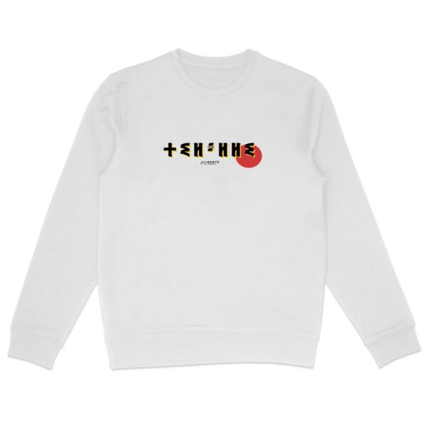femme qui porte un pull thilelli liberte 100% coton bio, écrit en langue tifinagh, la langue des berbères amazigh par Azamoul mode et accessoires berbères,  de couleur blanc