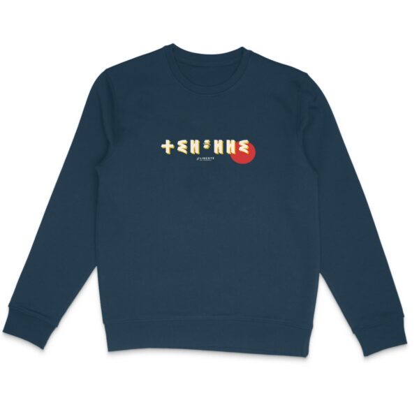 femme qui porte un pull thilelli liberte 100% coton bio, écrit en langue tifinagh, la langue des berbères amazigh par Azamoul mode et accessoires berbères,  de couleur bleu